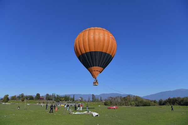 Желающие могли прокатиться на воздушном шаре. - Sputnik Абхазия
