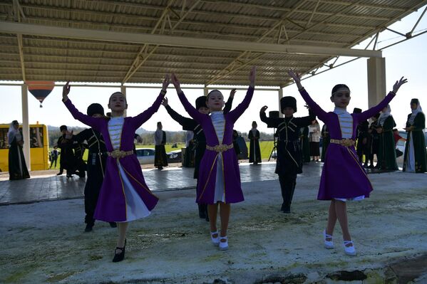 Фестиваль открылся концертной программой, национальными танцами. - Sputnik Абхазия