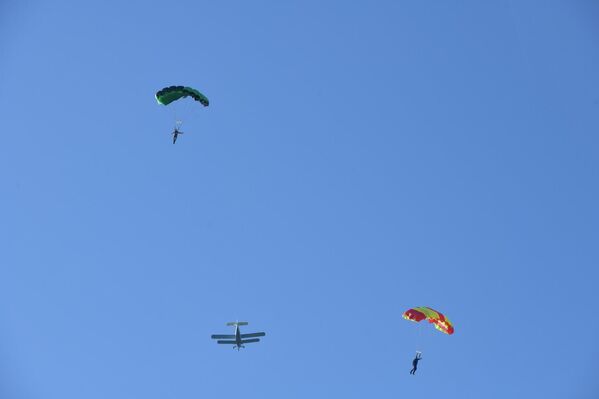 С неба к участникам присоединились парашютисты. - Sputnik Абхазия