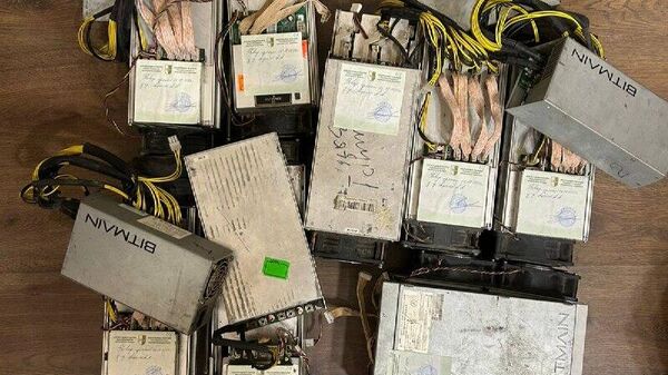 Сотрудники ГТК изъяли восемь аппаратов для майнинга в Сухуме - Sputnik Абхазия