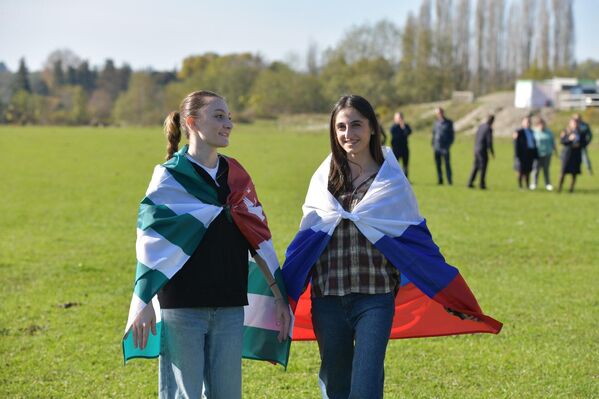 Аусмҩаԥгатә рхы аладырхәит аволонтерцәа, ааигәа-сигәа иҟоу ақыҭақәа рҿы инхо ауааԥсыра. Аусмҩаԥгатә рхы аладырхәит аволонтерцәа, ааигәа-сигәа иҟоу ақыҭақәа рҿы инхо ауааԥсыра. - Sputnik Аҧсны