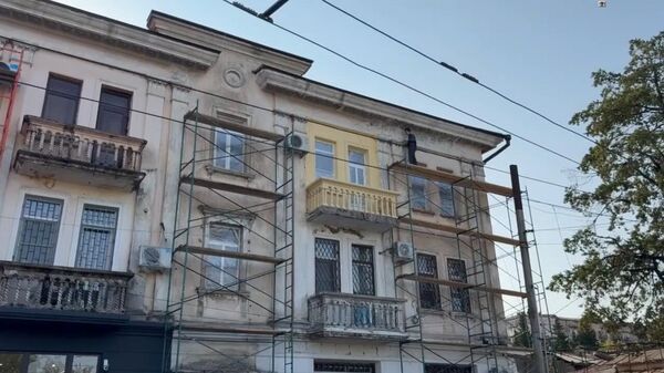 Начался ремонт фасада исторического дома на улице Дбар в Сухуме - Sputnik Абхазия