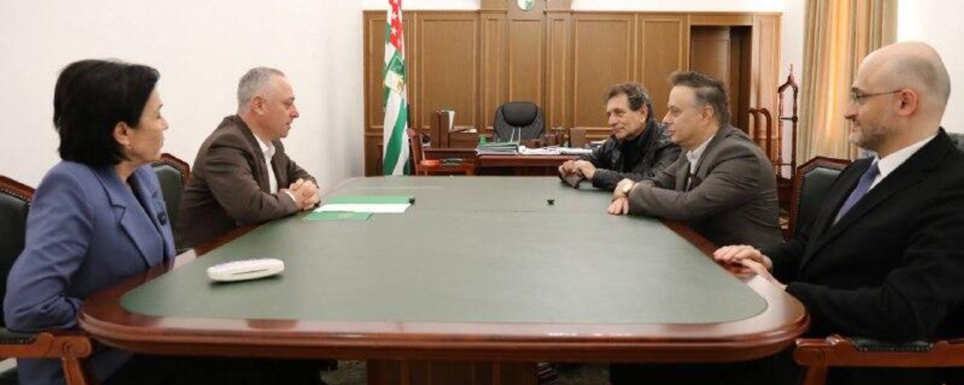 Бадра Гунба встретился с ректором Щукинского училища Евгением Князевым и директором театра Вахтангова Кириллом Кроком - Sputnik Абхазия, 1920, 07.11.2025