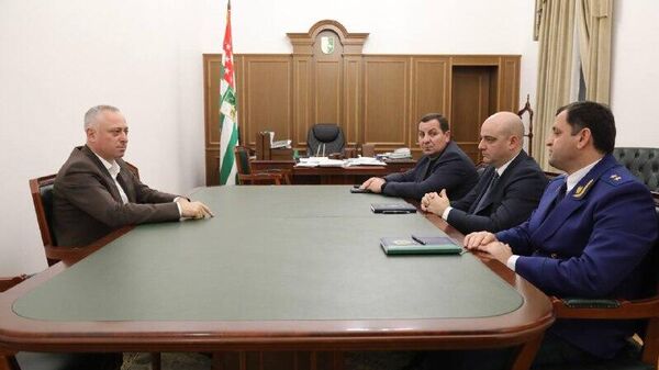 Обеспечение правопорядка в день выборов в органы местного самоуправления обсудил президент Бадра Гунба с правоохранителями - Sputnik Абхазия