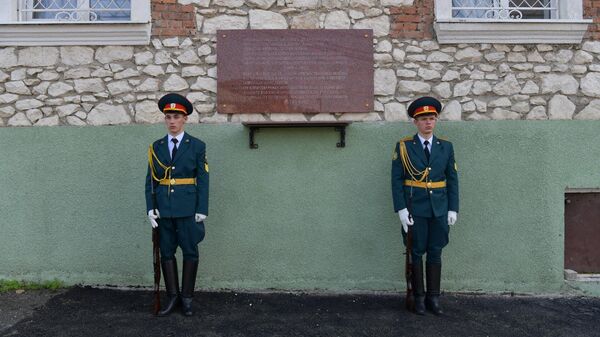 Открытие памятной плиты курсантам пехотного училища погибшим в ВОВ - Sputnik Аҧсны