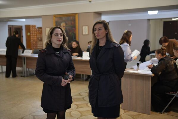 Более 500 сотрудников милиции несли дежурство на избирательных участках по всей республике - Sputnik Абхазия