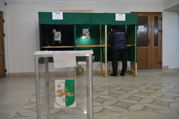 Атмосфера на выборах была очень доброжелательная и рабочая - Sputnik Абхазия