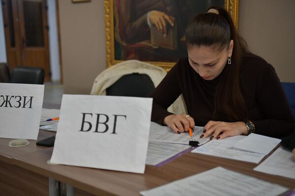 Граждан встречали члены избирательных комиссии - Sputnik Абхазия