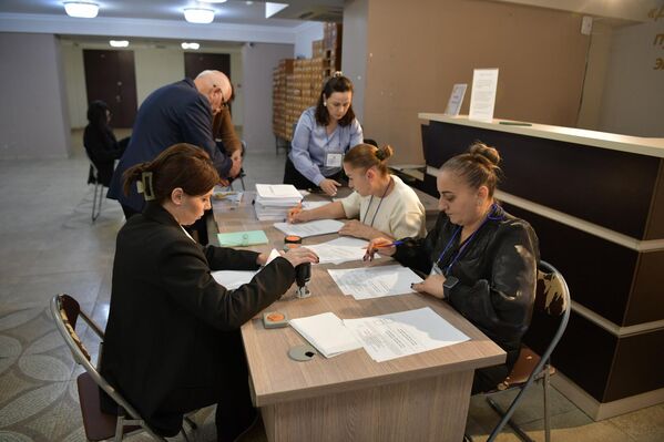 Избиратели приходили на участки для голосования с раннего утра - Sputnik Абхазия