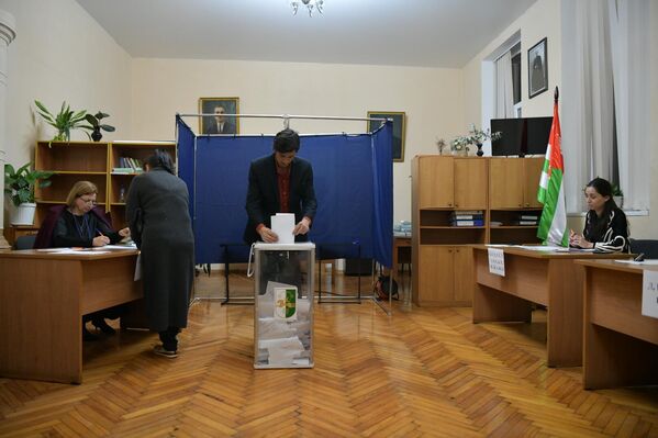 Избирательное законодательство республики позволяет баллотироваться гражданину, достигшему 25 лет и не имеющему судимости - Sputnik Абхазия