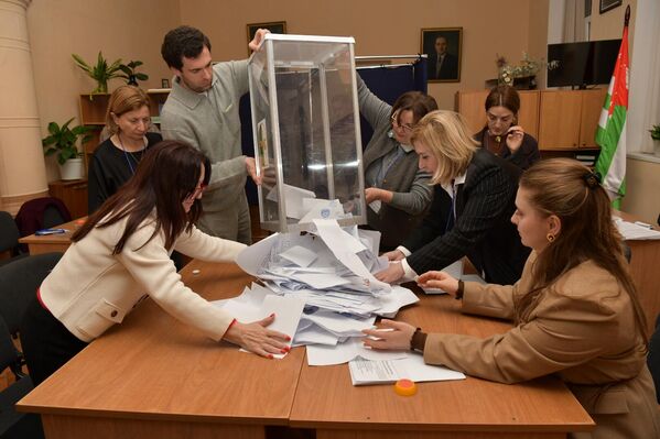 Участки работали ровно до 20:00 - Sputnik Абхазия