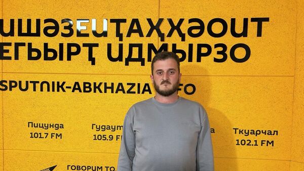 Тҟәарчалтәи акомедиатә театр аҩныҵҟатәи аԥсҭазаара: актиорцәа рыҿцәажәара - Sputnik Аҧсны