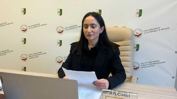 Детский омбудсмен в Абхазии Мактина Джинджолия зачитала доклад о помощи семьям с тяжелобольными и ранеными детьми из новых территорий и зон боевых действий - Sputnik Абхазия