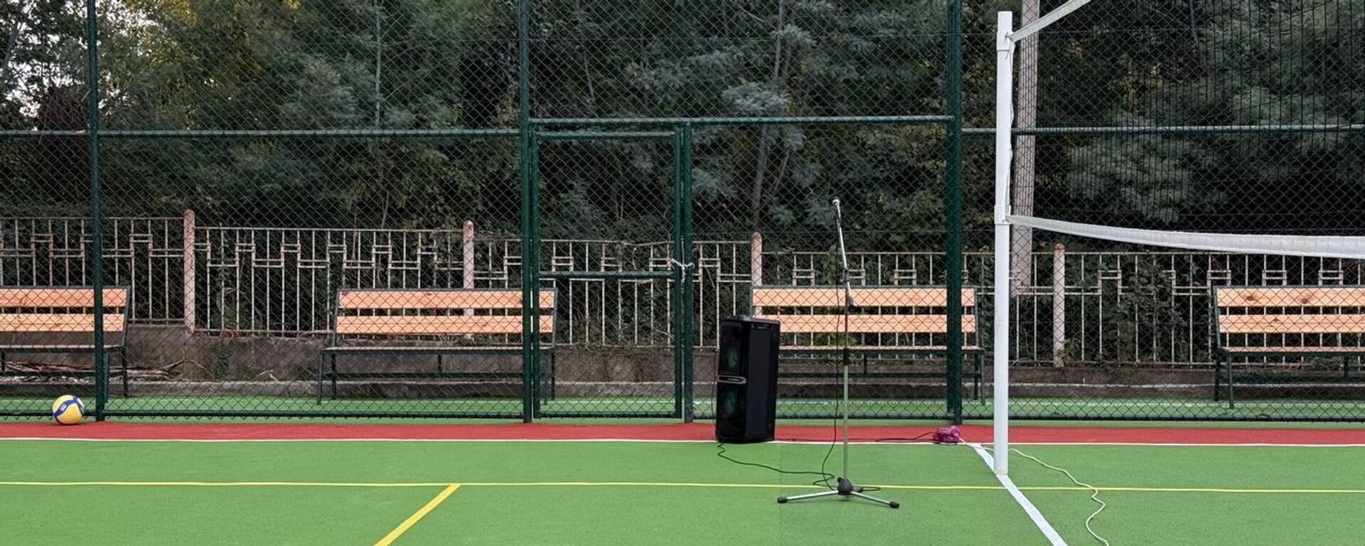 Спортивная площадка на территории лицея интерната им. Дзидзария в городе Сухум - Sputnik Абхазия, 1920, 13.11.2025