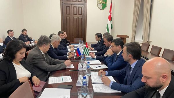 Делегация Минэкономразвития России во главе с замминистра Сергеем Назаровым прибыла в Абхазию - Sputnik Абхазия