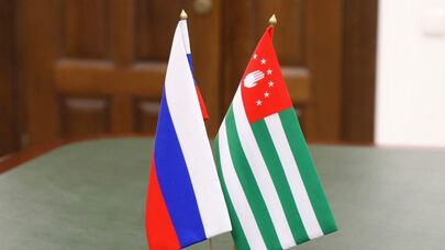 Флаги Абхазии и России
