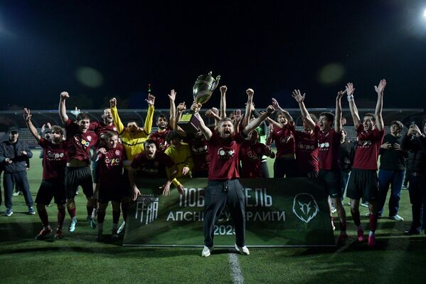 &quot;Гагра&quot; празднует первое место в чемпионате Абхазии по футболу. - Sputnik Абхазия