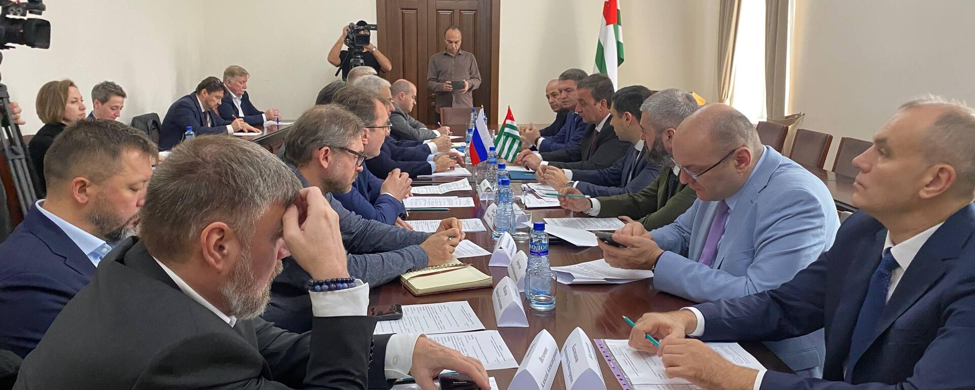 Совещание по вопросам взаимодействия с Абхазией в сфере инвестсотрудничества - Sputnik Абхазия, 1920, 14.11.2025