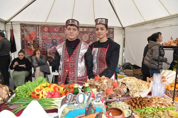 Стенды представителей сел хвастаются богатым урожаем, сочными мандаринами, виноградом, тыквой - Sputnik Абхазия