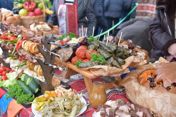 &quot;Амшен&quot;- это всегда ломящиеся от вкусной еды столы, где каждый гость может попробовать угощения - Sputnik Абхазия