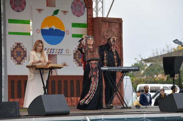 и детские хореографические коллективы с красочными национальными танцами - Sputnik Абхазия