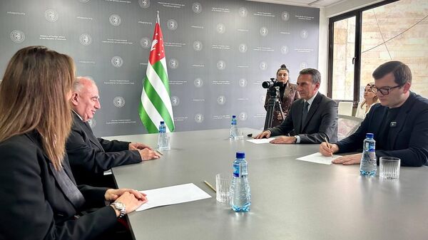 Олег Барциц вручил медаль За заслуги послу по особым поручениям в Италии Вито Гриттани - Sputnik Абхазия