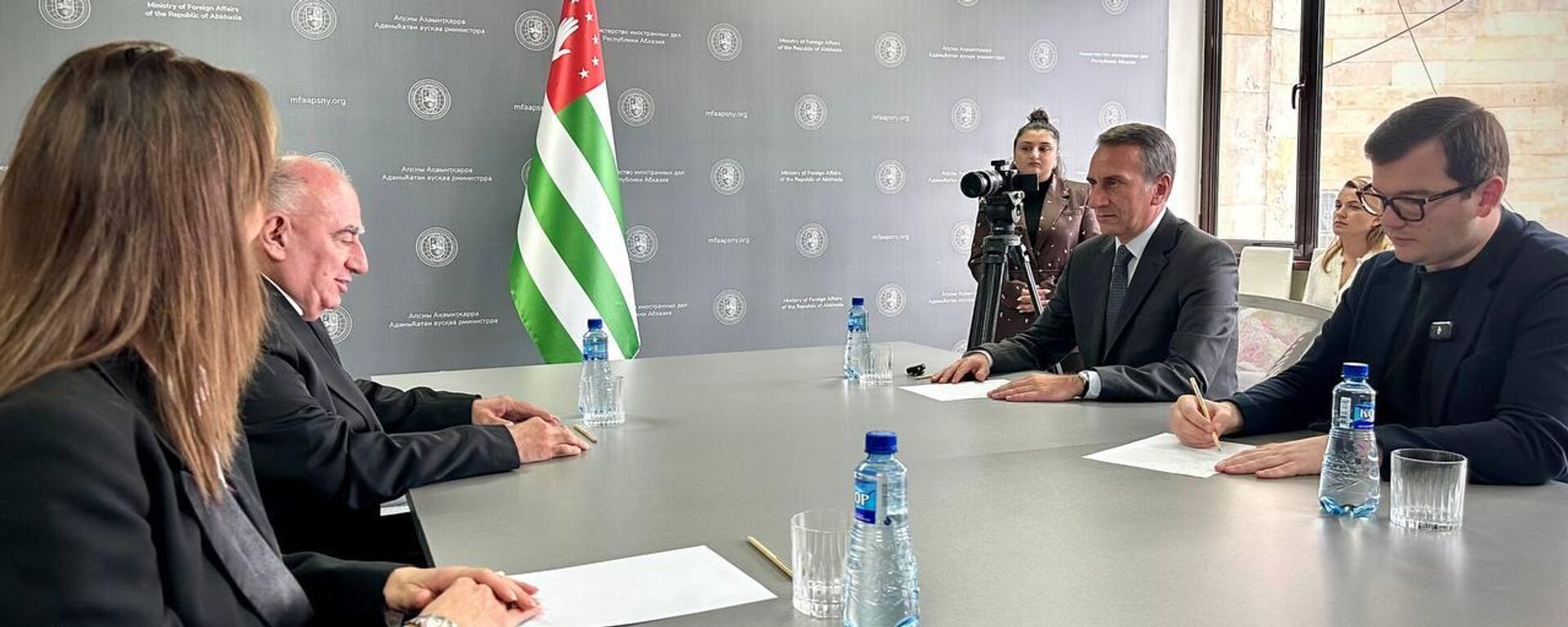 Олег Барциц вручил медаль За заслуги послу по особым поручениям в Италии Вито Гриттани - Sputnik Абхазия, 1920, 14.11.2025