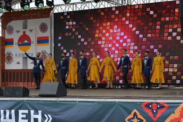 Асценахь ицәырҵыз артистцәа инарыгӡеит аерман жәлар рашәақәа. Асценахь ицәырҵыз артистцәа инарыгӡеит аерман жәлар рашәақәа. - Sputnik Аҧсны