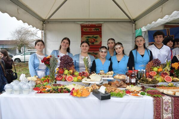 Абыжьбатәи афестиваль аҟны ицәырган Аҟәа ақалақьи, Аҟәатәи, Гагратәи, Гәдоуҭатәи, Очамчыратәи, Гәылрыԥшьтәи араионқәа рҟынтәи адиаспорақәа рстендқәа. Абыжьбатәи афестиваль аҟны ицәырган Аҟәа ақалақьи, Аҟәатәи, Гагратәи, Гәдоуҭатәи, Очамчыратәи, Гәылрыԥшьтәи араионқәа рҟынтәи адиаспорақәа рстендқәа. - Sputnik Аҧсны