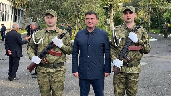 Вице-президент Беслан Бигвава принял участие в церемонии принятия военной присяги новобранцев Вооруженных сил Абхазии - Sputnik Абхазия