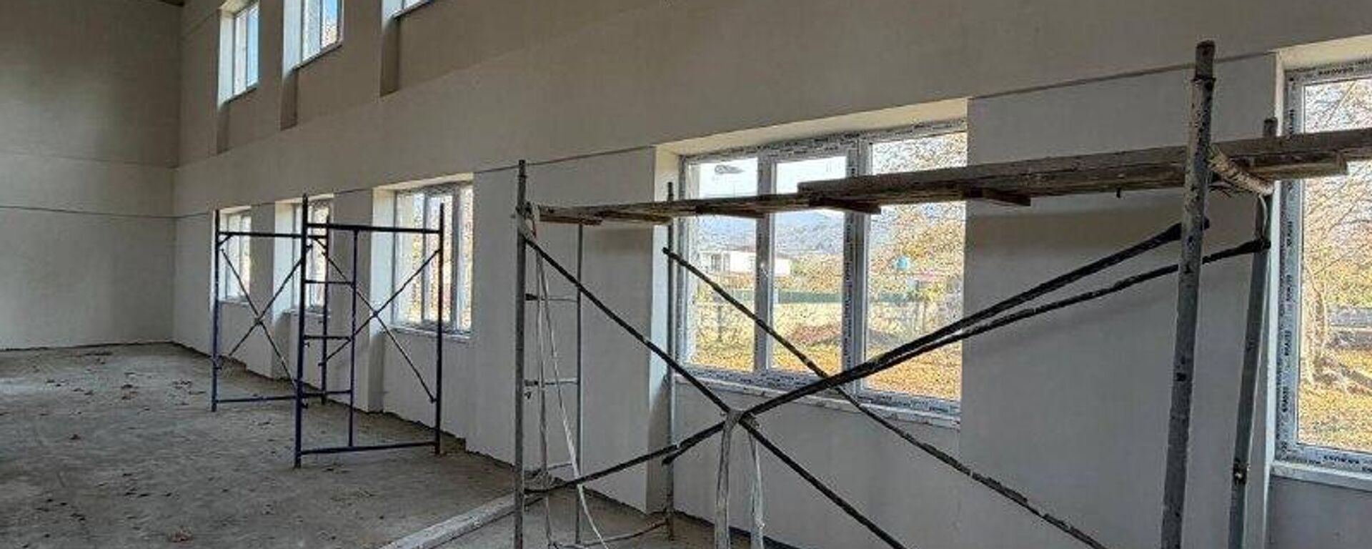 Президент Абхазии проинспектировал ремонт школы в Цандрыпше - Sputnik Абхазия, 1920, 18.11.2025