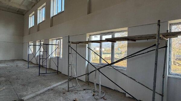 Президент Абхазии проинспектировал ремонт школы в Цандрыпше - Sputnik Абхазия