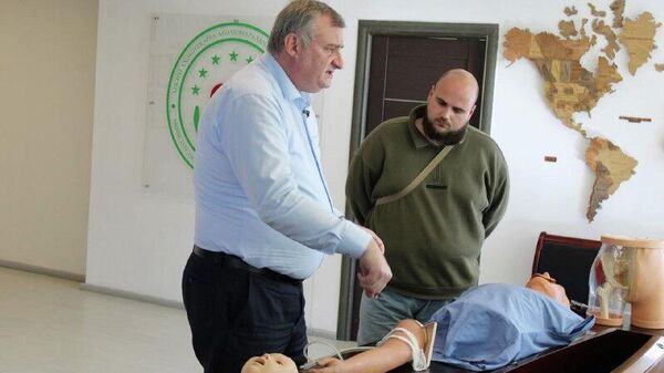 Глава Минздрава Абхазии Эдуард Бутба проведет для водителей Социального такси курсы по оказанию экстренной медицинской помощи - Sputnik Аҧсны