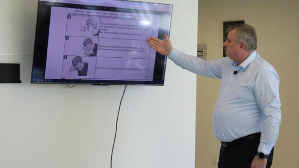 Аԥсны агәабзиарахьчара аминистр Едуард Быҭәба аҵарақәа мҩаԥигоит Асоциалтә таксиқәа рныҟәцаҩцәа рзы иаарласны амедицинатә цхыраара рыҭаразы - Sputnik Абхазия