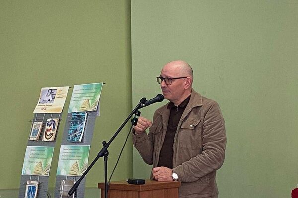 Апоет Виачеслав Ҷыҭанаа диижьҭеи 70 шықәса аҵра иазкны арҿиаратә хәылԥазы мҩаԥган Амилаҭтә библиотекаҿы Апоет Виачеслав Ҷыҭанаа диижьҭеи 70 шықәса аҵра иазкны арҿиаратә хәылԥазы мҩаԥган Амилаҭтә библиотекаҿы - Sputnik Аҧсны