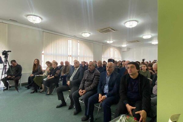 Апоет Виачеслав Ҷыҭанаа диижьҭеи 70 шықәса аҵра иазкны арҿиаратә хәылԥазы мҩаԥган Амилаҭтә библиотекаҿы Апоет Виачеслав Ҷыҭанаа диижьҭеи 70 шықәса аҵра иазкны арҿиаратә хәылԥазы мҩаԥган Амилаҭтә библиотекаҿы - Sputnik Аҧсны