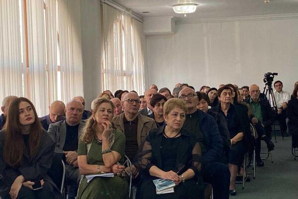 Апоет Виачеслав Ҷыҭанаа диижьҭеи 70 шықәса аҵра иазкны арҿиаратә хәылԥазы мҩаԥган Амилаҭтә библиотекаҿы Апоет Виачеслав Ҷыҭанаа диижьҭеи 70 шықәса аҵра иазкны арҿиаратә хәылԥазы мҩаԥган Амилаҭтә библиотекаҿы - Sputnik Аҧсны