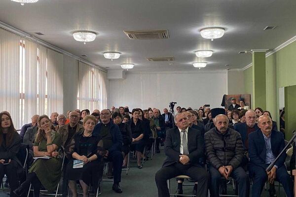 Апоет Виачеслав Ҷыҭанаа диижьҭеи 70 шықәса аҵра иазкны арҿиаратә хәылԥазы мҩаԥган Амилаҭтә библиотекаҿы Апоет Виачеслав Ҷыҭанаа диижьҭеи 70 шықәса аҵра иазкны арҿиаратә хәылԥазы мҩаԥган Амилаҭтә библиотекаҿы - Sputnik Аҧсны