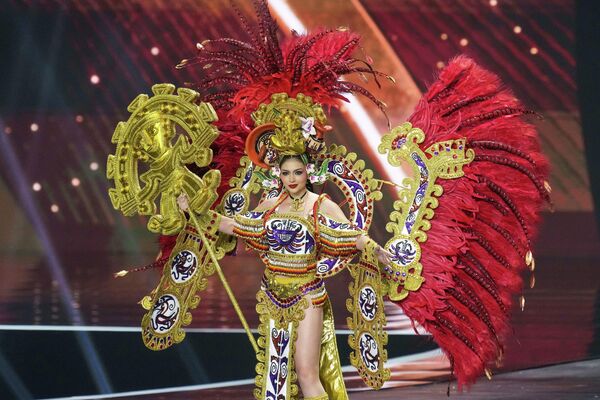 Мисс Панама Мирна Кабаллини украсила свой костюм яркими перьями. - Sputnik Абхазия