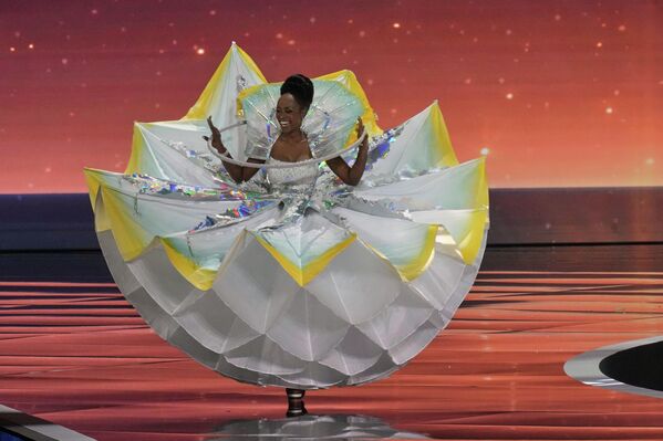 Неожиданной геометрией поразил членов жюри костюм мисс Руанды Соланж Кейты. - Sputnik Абхазия