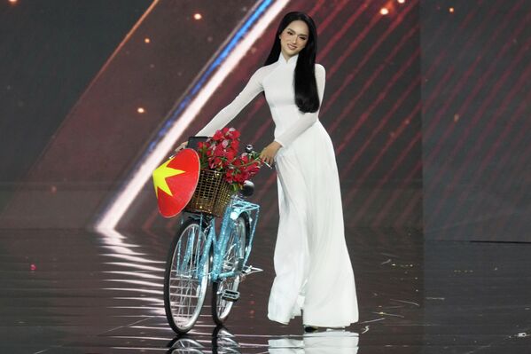 Очень скромной и очаровательной выглядела участница из Вьетнама. - Sputnik Абхазия