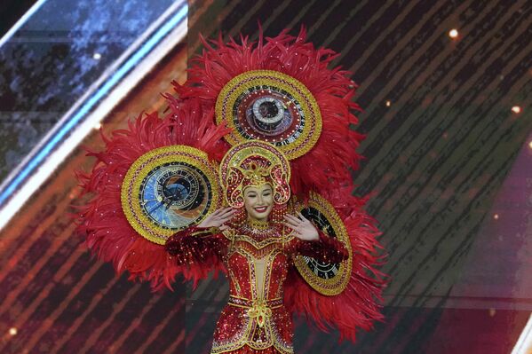 Наряд красавицы из Швейцарии притягивал взгляд яркими красками.  - Sputnik Абхазия