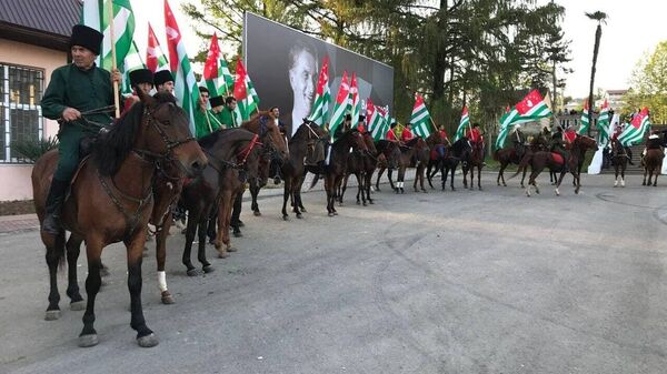 Конный парад, посвященный 80-летию со дня рождения Владислава Ардзинба - Sputnik Абхазия