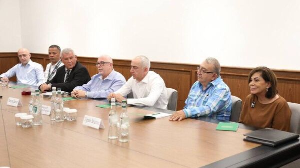 Президент Бадра Гунба встретился с главами международных федераций домино Мануелем Окендо, Ефрайном Веласкесом, Хуакином Мартинесо и Борисом Борзовым - Sputnik Абхазия