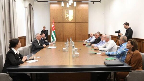 Атәыла ахада Бадра Гәынба дырԥылеит адомино азы жәларбжьаратәи афедерациақәа рнаԥхгаҩцәа Мануел Окендои, Ефраин Веласкеси, Хуакин Мартинеси, Борис Борзови - Sputnik Аҧсны