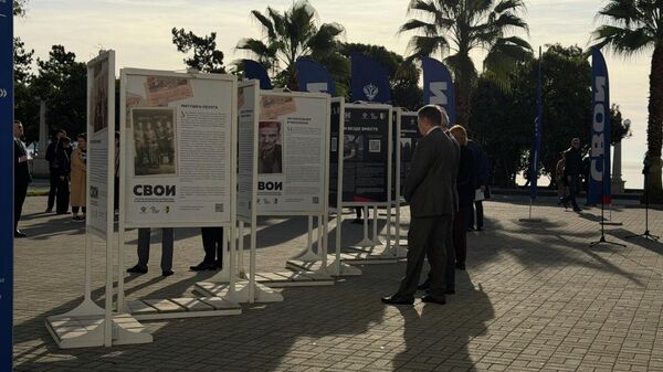 Выставка Свои открылась на площади у драмтеатра в Сухуме - Sputnik Абхазия