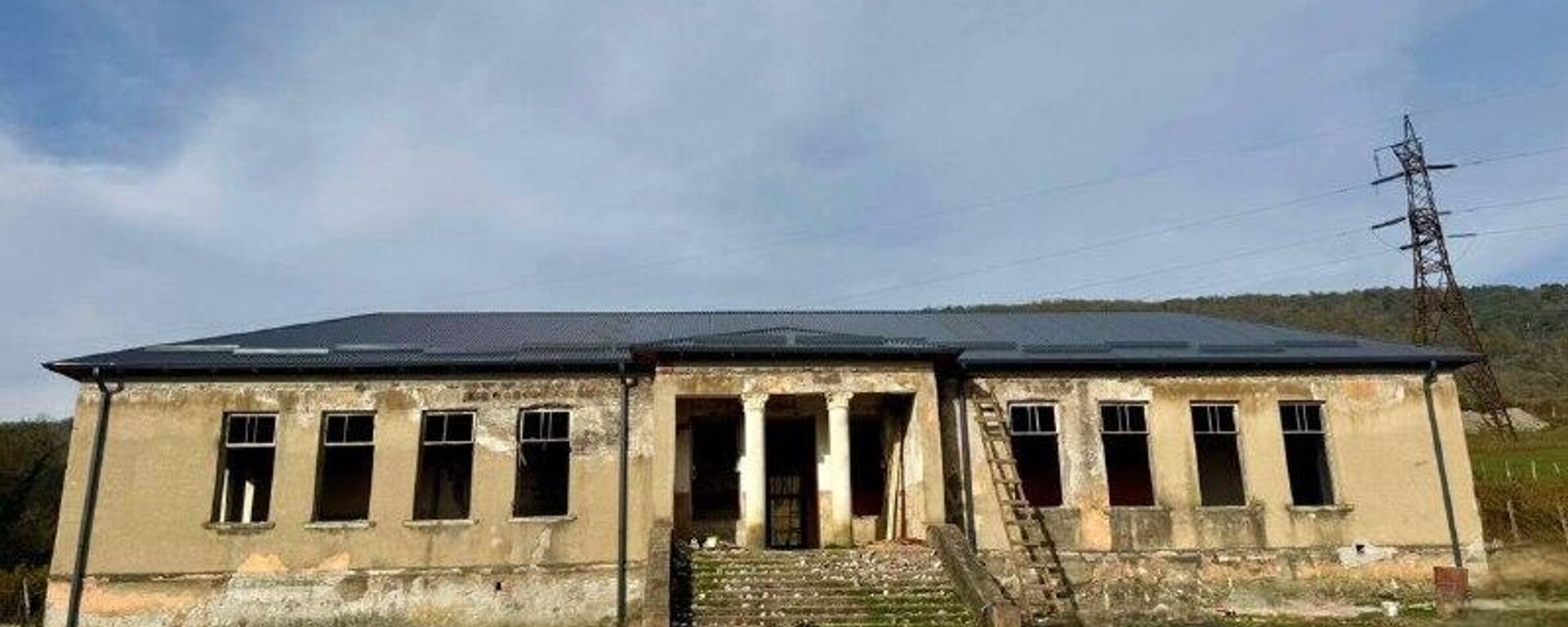 Капитальный ремонт крыши бывшего здания администрации завершен в Баслате - Sputnik Абхазия, 1920, 23.11.2025