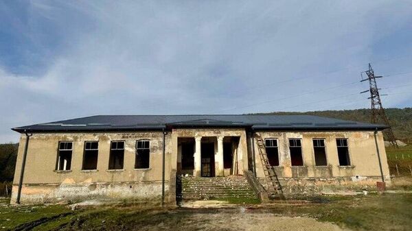 Капитальный ремонт крыши бывшего здания администрации завершен в Баслате - Sputnik Абхазия