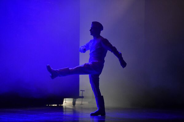 В основе сюжета противостояние человека и войны. Действие происходит в замкнутом пространстве — вагоне поезда, куда совершенно разные люди попадают волею случая. - Sputnik Абхазия