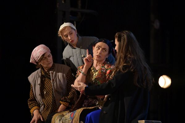 Героям приходится мучительно приспосабливаться к новому временному бытию. - Sputnik Абхазия